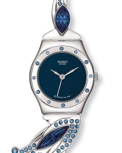 Die Swatch GLAMFLASH ist eine kleine Damenuhr, die in den Farben Blau und Silber gehalten ist. Das Gehäuse, auf dem 12 Kristalle eingefasst sind, und das Armband sind aus Edelstahl, dieses kann in der Länge beliebig gekürzt werden. Am Bandansatz sind stil